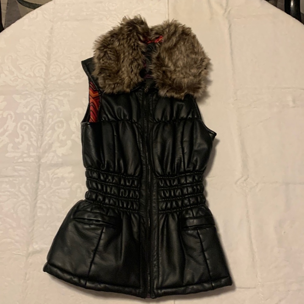 Women’s medium faux leather vest with removable faux fur collar.